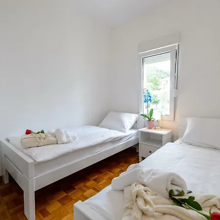 Ana 4+2 * Makarska